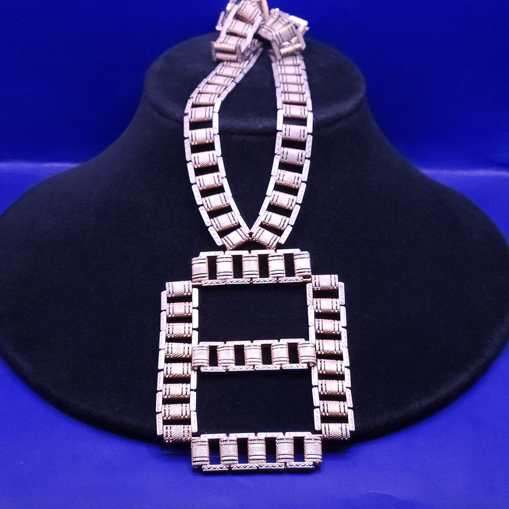Elegant Gold-tone Geometric Statement Necklace